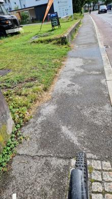 Abwasser rinnt auf Straße und in Regenwasserkanal