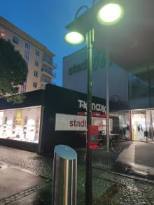 Trafo Surrt laut vor dem Stadtmarkt 