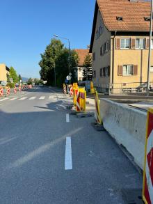 Fahrradstreifen erneut von Baustelle versperrt 